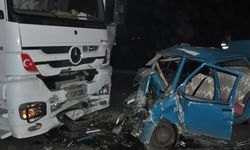 Tır ile otomobil kafa kafaya çarpıştı: 3 ölü