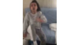 Darbettiği kız kardeşinin üzerine kaynar su döküp özür diletti