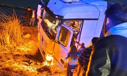 Erzurum’da Tır Tarlaya Uçtu: 2 Yaralı