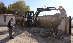 Van’da Halk Sağlığını Tehdit Eden Ahırlar Yıkıldı