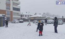 Van Erciş’te Kar Sevinci: Sokaklar Kartopu Oyunlarıyla Şenlendi