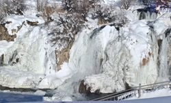 Van’daki Muradiye Şelalesi Eksi 18 Derecede Dondu