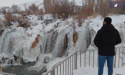 Van’da Buzdan Masal: Muradiye Şelalesi Kısmen Dondu