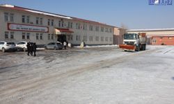 Van’da Soğuk Hava Önlemi: Okul Bahçesi ve Yol Tuzlandı