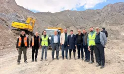 Hakkari'de heyelan bölgesinden son durum: Yol yarın açılıyor