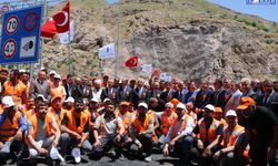 Van Yüksekova Karayolu’nda Bakan Uraloğlu Tünel Açılışına Katıldı