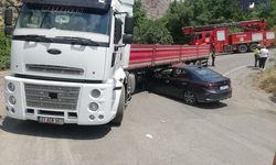 Hakkari'de Otomobil TIR'ın altına girdi, 4 yaralı