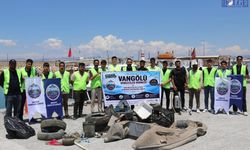 Van Gölü kıyısında çevre temizliği: Plastik, lastik ve evsel atıklar toplandı