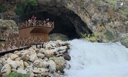 Van'da doğa harikası: mağaradan çıkan su ziyaretçi akınına uğruyor