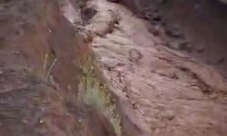 Sağanak Bir Anda Bastırdı! Van'da Sel Yolları Yuttu!