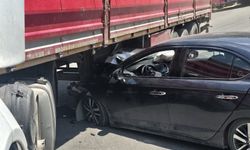 Hakkâri'de Korkutan Kaza! Otomobil Tırın Altına Girdi