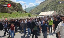 Bahçesaray’da Yol İsyanı: Yüzlerce Kişi Van’a Doğru Yürüyor
