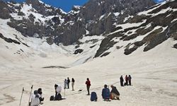 Doğaseverler Hakkari'de Cennet Cehennem'deki 20 Bin Yıllık Buzullara Yürüdü
