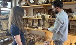Van’ın Tarihi Çarşısında Ceviz Ağaçları Sanat Eserine Dönüşüyor