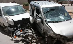 Zincirleme Kaza! Otomobil Kamyonete Çarptı, 4 Kişi Yaralandı