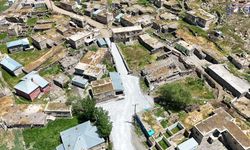 Başkale Belediyesi Parke Taşı Çalışmalarını Sürdürüyor