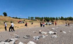 Van Gölü için seferber oldular! Gönüllüler sahilden 100 torba çöp topladı
