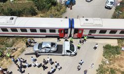 Tren kazası! Hemzemin geçitte otomobile çarptı: 3 yaralı