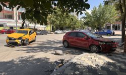 Ticari Taksi ile Otomobil Çarpıştı, 6 Yaralı