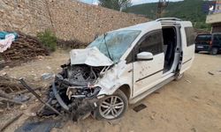 İki araç çarpıştı: 3 yaralı