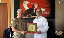 Van YYÜ Hastanesi'ne Jandarma Komutanı'ndan anlamlı ziyaret