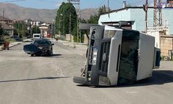 Hakkari’de Otomobil ile Minibüs Çarpıştı, 3 Yaralı