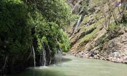 Hakkari’de Serinleten Adres Belli Oldu! Kaval Şelalesi Ziyaretçi Akınına Uğradı