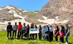 Hakkari’de 3 bin 400 rakımda nefes kesen yürüyüş!