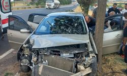 Feci Kaza! Otomobil Ağaca Çarptı: 4 Yaralı