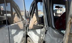 Yüksekova’da Feci Kaza! Minibüs ile Kamyonet Çarpıştı, 10 Kişi Yaralandı