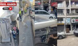 Van'da Facianın Eşiğinden Dönüldü: Devrilen Direkler Üç Araca Zarar Verdi