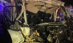 Bingöl’de feci kaza! Pikap kamyona arkadan çarptı, sürücü araçta sıkıştı