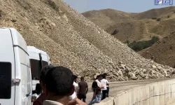 Yüksekova-Van Karayolunda Kaya Düşmesi: Ulaşım Bir Süre Aksadı