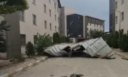 Van’da Şiddetli Rüzgâr Hayatı Felç Etti: Çatı Uçtu