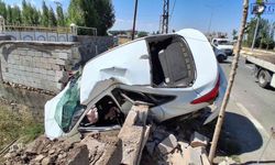 İki araç kavşakta çarpıştı! 1’i çocuk 4 kişi yaralandı