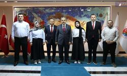 İkiz kardeşlerin büyük başarısı! İkisi de Van’da Tıp Fakültesini kazandı