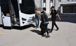 Van’da gözaltına alınan Çağla Öz adliyeye sevk edildi! Ellerine kelepçe takıldı