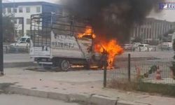 Van Adliyesi önünde kamyonet yangını: Araç alevler içinde yandı
