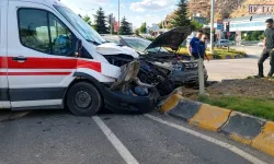 Van’da ambulans kazaya karıştı! Otomobille çarpıştı