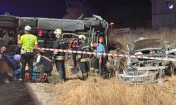Minibüs ile otomobil çarpıştı: 7 ölü, 13 yaralı