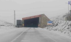 Van-Bahçesaray yolunda erken kar sürprizi