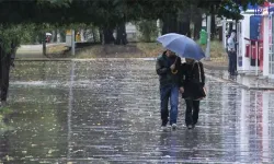 Van’da sağanak yağış etkili oldu! Cadde ve sokaklar suyla kaplandı