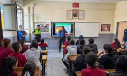 Van’da öğrencilere polislerden önemli eğitim: Trafik ve internet uyarısı