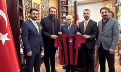 Vanspor yönetiminden Bahçeli çıkarması: Forma hediye edildi