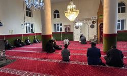 Van Özalp’te cami cemaati sabah namazında buluştu