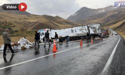 Van yolunda yüklü tır devrildi: 1 yaralı