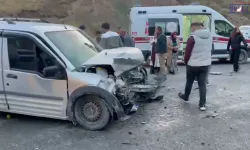 Hakkâri Van karayolunda kaza 2’si ağır 5 yaralı