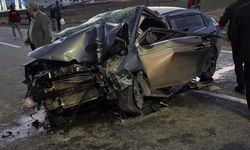 Karlıova’da otomobil direğe çarptı: 3 yaralı