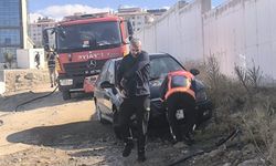 Van’da park halindeki otomobil yandı!
