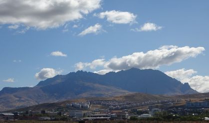 Van’ın Dağ Zirvelerinde Bulutlar Eşsiz Manzaralar Yaratıyor